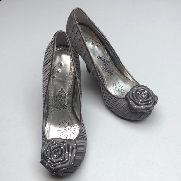 LIKE NEW NAUGHTY MONKEY PLATINUM FABRIC SZ US9 4.5” HEELS ⭐️ - Picture 1 of 10
